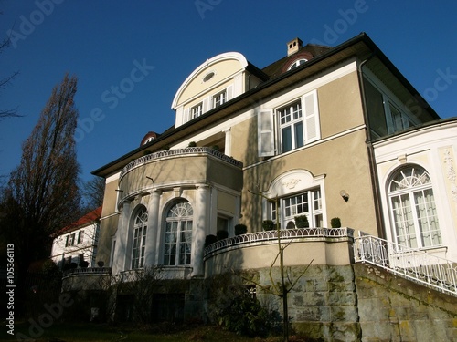 Das alte Lessinghaus am Hang des Sparrenberg in Beige und Naturfarben vor blauem Himmel im Sonnenschein in Bielefeld am Hermannsweg im Teutoburger Wald in Ostwestfalen-Lippe photo