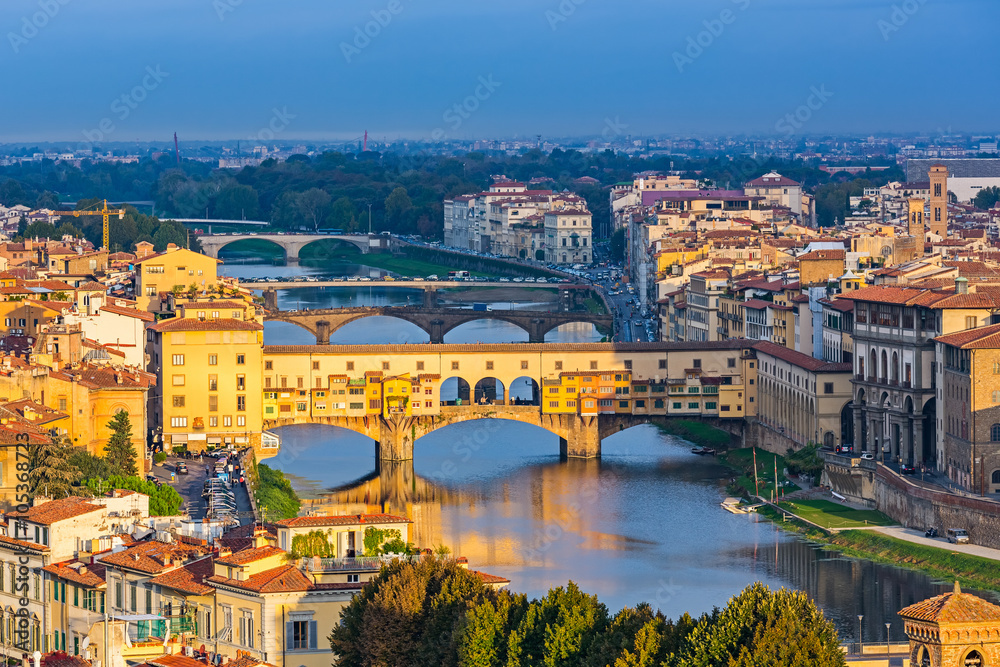 Fototapeta premium Ponte Vecchio nad rzeką Arno we Florencji, Włochy