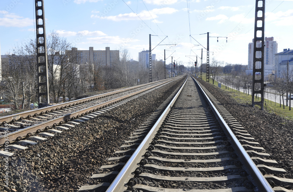 Fototapeta premium Железная дорога уходит вдаль.The railroad goes into the distance.
