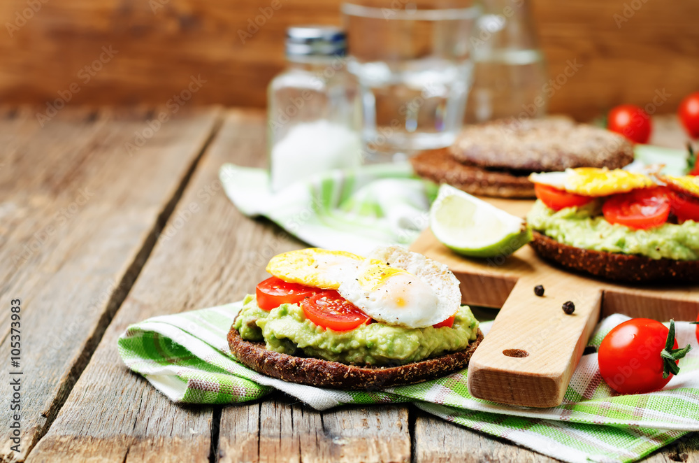 smashed avocado, tomatoes, egg sandwich smashed avocado, tomatoes, egg sandwich