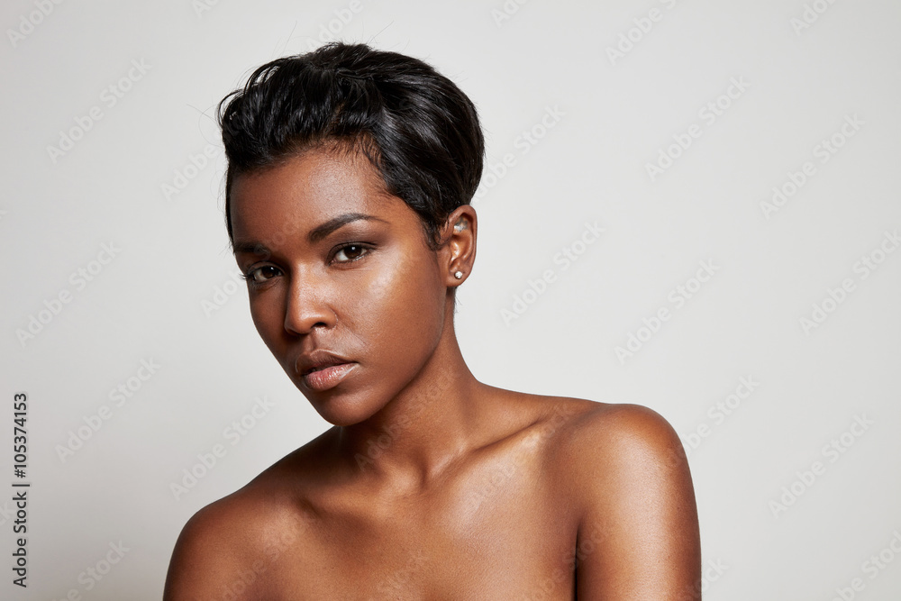 Obraz premium black woman with a short hair looking at camera