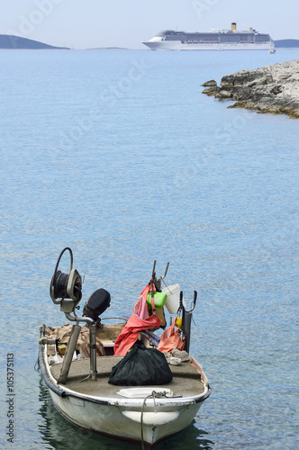 Fischerboot und Ozeanriese photo