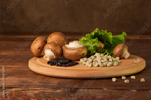 Salad, mushrooms and grains