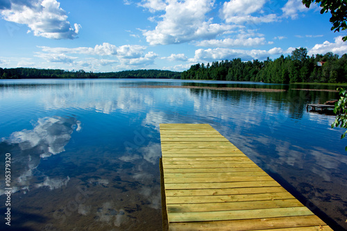 Fototapeta Naklejka Na Ścianę i Meble -  на фото изображено озеро в летний солнечный день