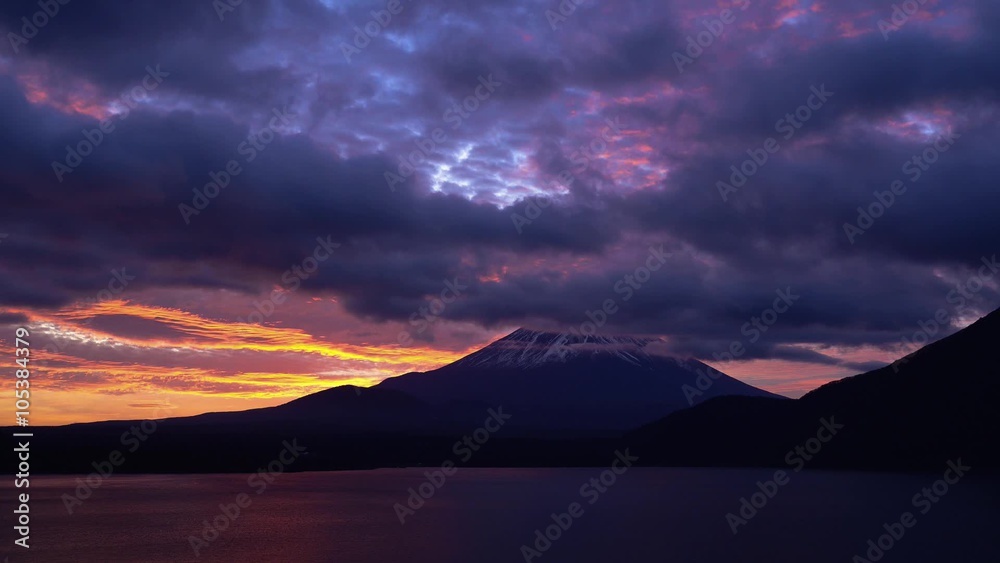 夜明けの本栖湖より霊峰富士を望む 夜明けの本栖湖より霊峰富士を望む