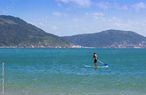Homem remando no mar. © JCLobo