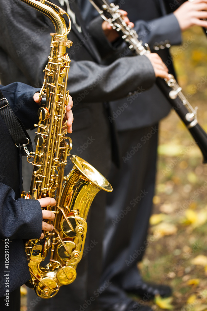 Naklejka premium group of musicians playing the saxophone.