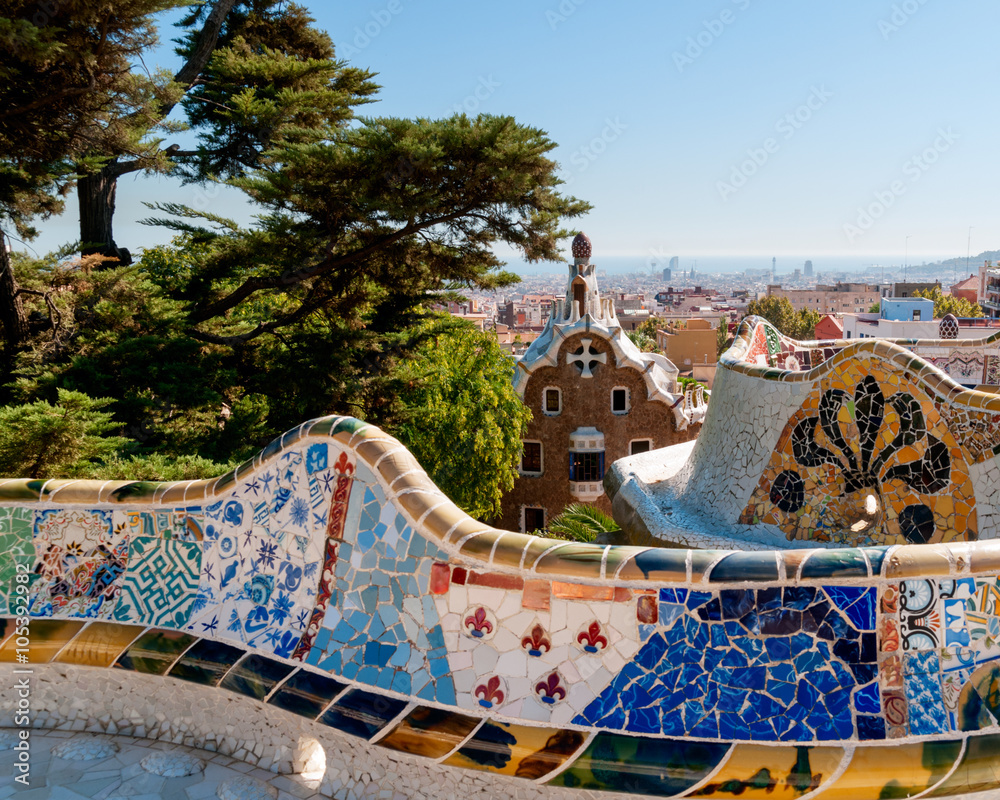 Obraz premium Podwyższony widok na główne wejście do Parc Guell, architektonicznego arcydzieła Antonio Gaudiego.