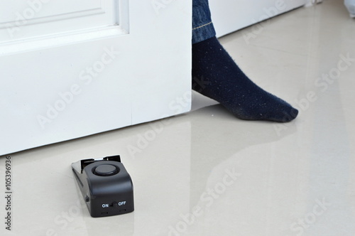 Electronic door alarm