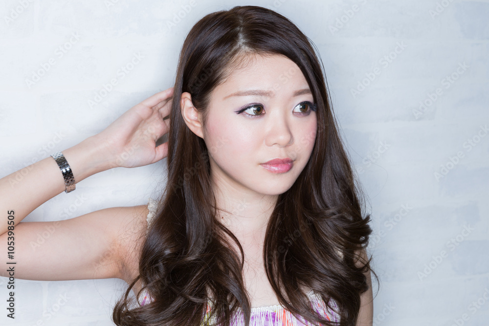 Obraz premium 艶のある若い女性