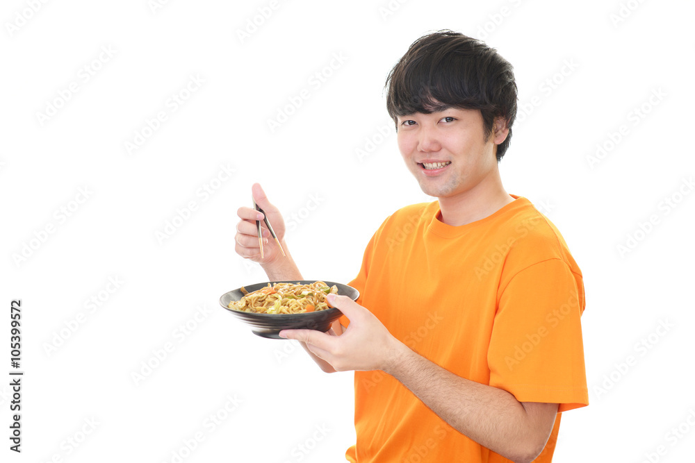 食事を楽しむ男性