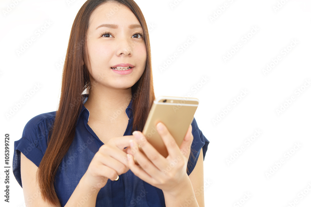 スマートフォンを持つ女性 スマートフォンを持つ女性