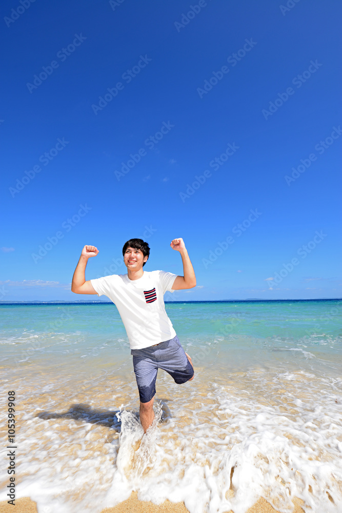 沖縄の美しい海でくつろぐ男性