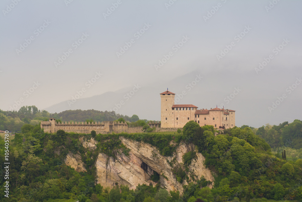 Rocca Borromeo di Angera am Lago Maggiore, Norditalien