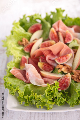 salad with fig and ham