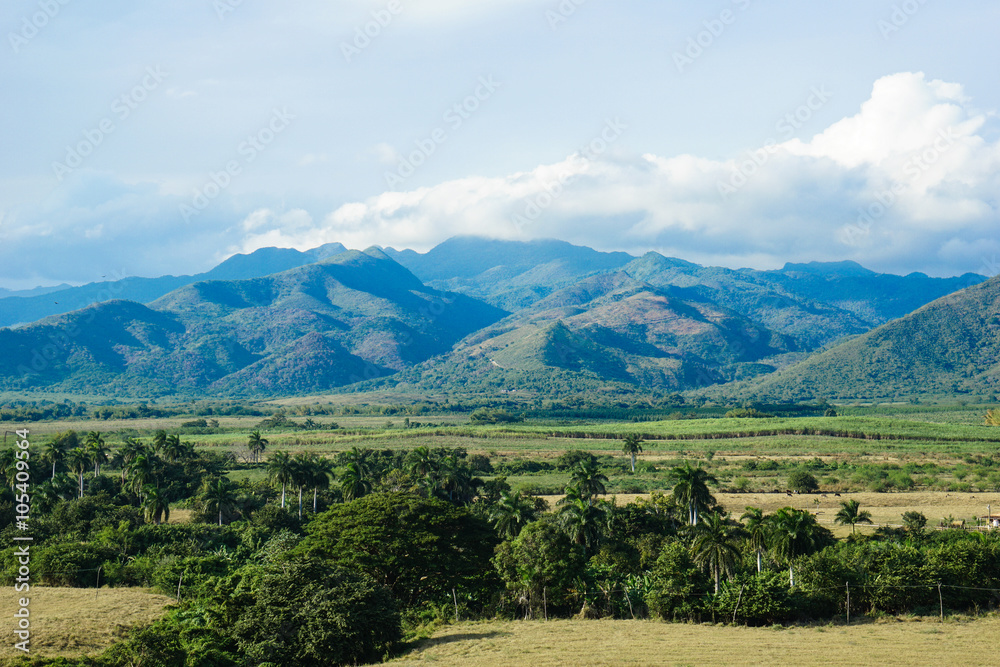 Obraz premium View of landscape with mountains and clear blue sky