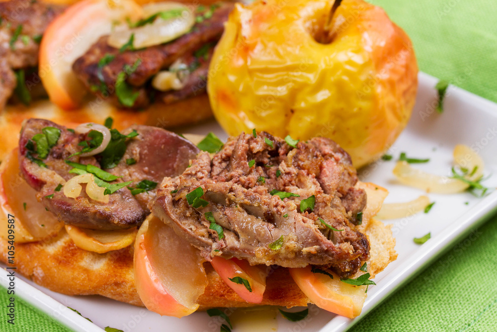 Sauteed chicken liver with apple and onion Sauteed chicken liver with apple and onion