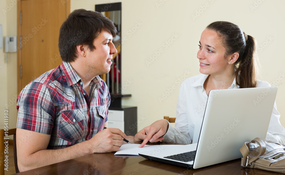 Obraz premium Girl talks with man while interviewing him at home