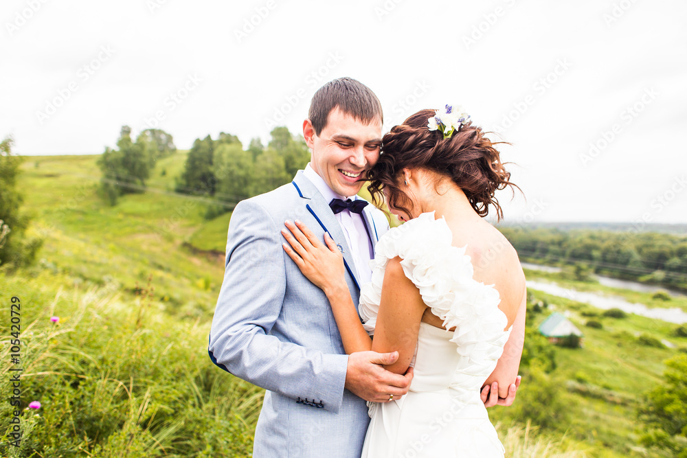 wedding pair hugging and kissing 