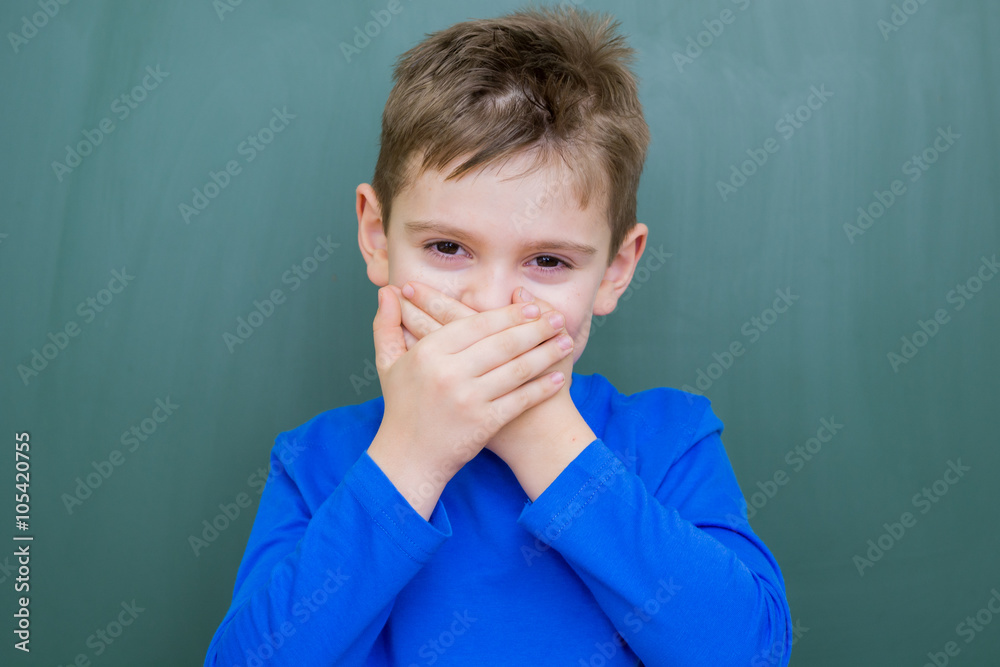 Kind Riecht Aus Dem Mund kind hält sich vor lachen die hand vor dem mund Stock Photo | Adobe Stock