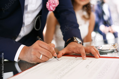 Foto gorgeous wedding ceremony in the trendy restaurant happy couple,