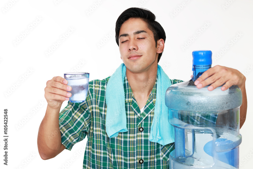 お水を飲む男性