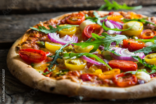 Obraz na plátně Pizza with arugula and cherry tomatoes