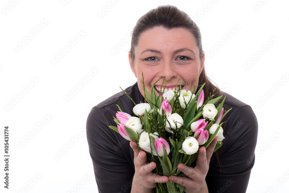 frau mit frischen schnittblumen frau mit frischen schnittblumen
