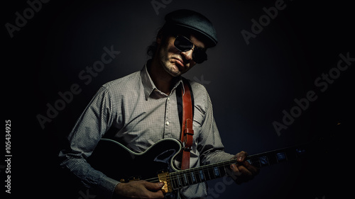 Canvas Print Jazz Musician Playing a Guitar