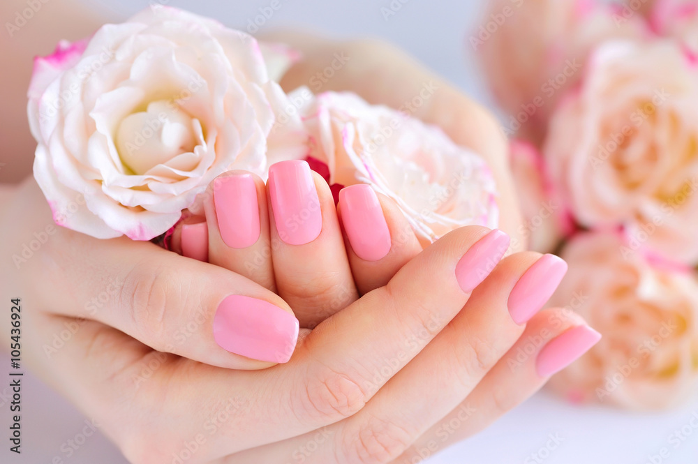 Photographie Hands of a woman with pink manicure on nails and roses -  Acheter-le sur Europosters.fr