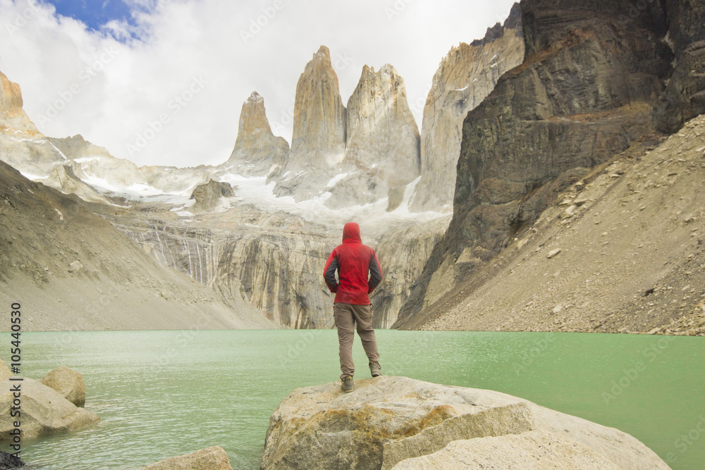 Φωτογραφία man standing near lake in patagonia, torres del paine