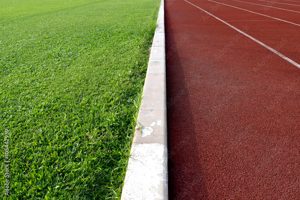 Obraz premium biała linia między boiskiem piłkarskim zielonej trawy a drogą startową