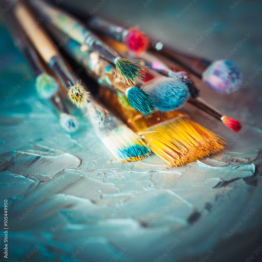 Obraz premium Paintbrushes on artist canvas covered with oil paints. Retro sty