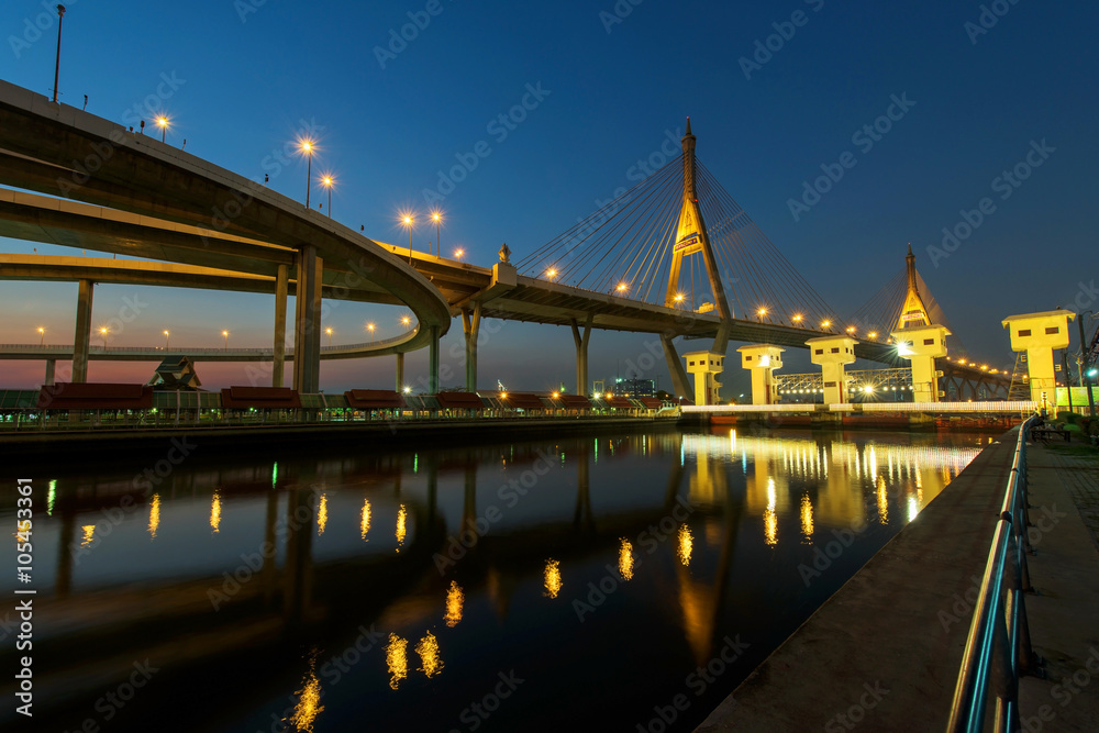 Obraz premium Bhumibol suspension Bridge at dusk in Bangkok