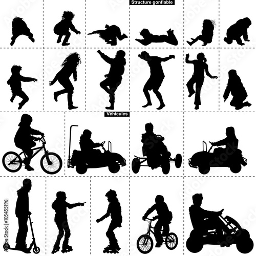 Silhouettes : enfants jouant dans un parc