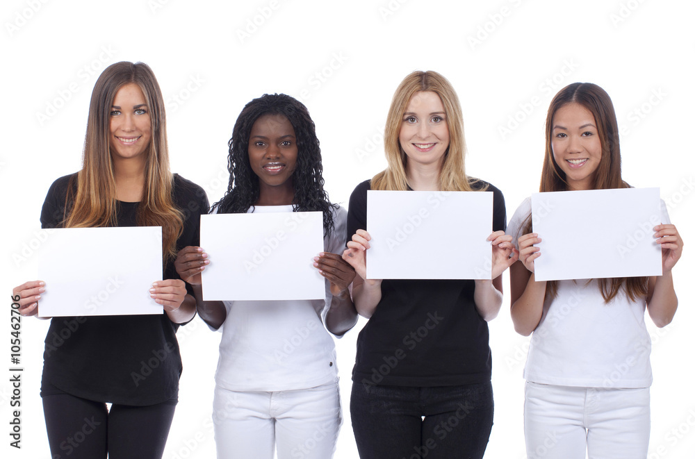 Multikulturelle Gruppe von vier Frauen halten weiße Zettel hoch Multikulturelle Gruppe von vier Frauen halten weiße Zettel hoch