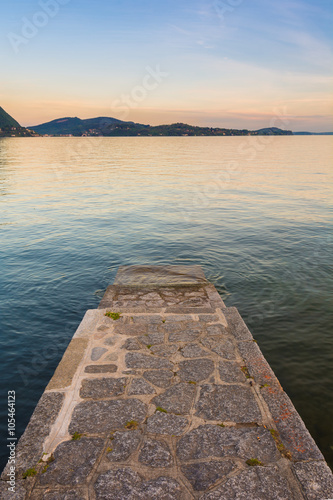 Abendd  mmerung in Verbania am Lago Maggiore  Oberitalien