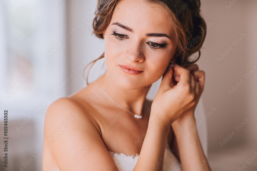 Obraz premium beautiful brunette stylish bride getting ready in the morning in the room