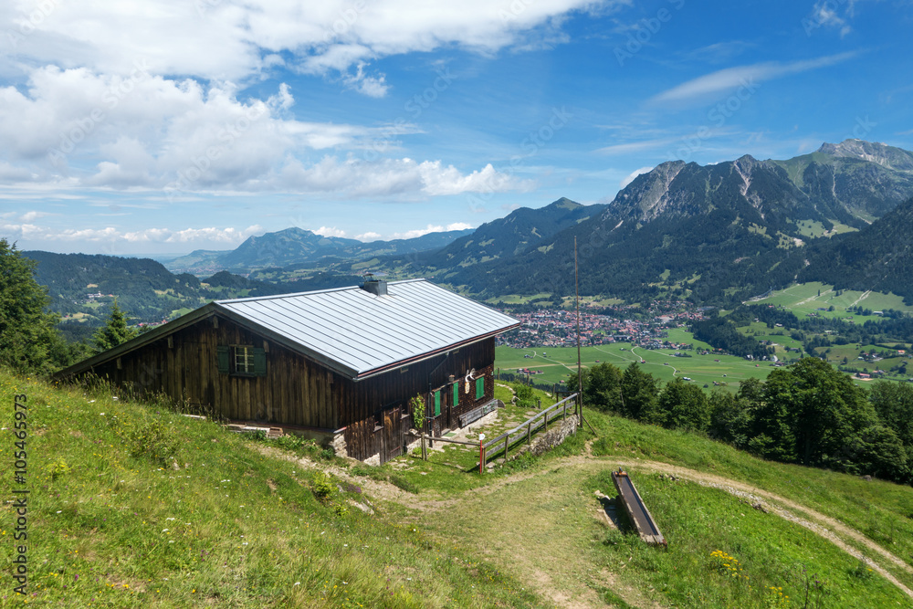 Berghütte in den Allgäuer Alpen mit Blick auf Oberstdorf. Ganz rechts oben das Nebelhorn. 