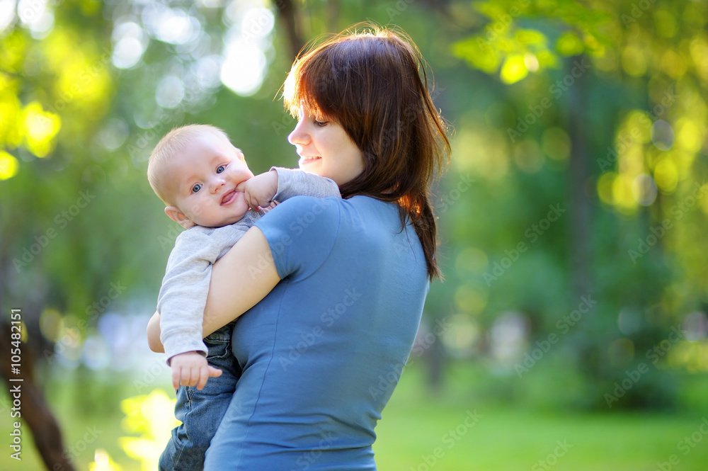 Φωτογραφία Young woman with little baby boy