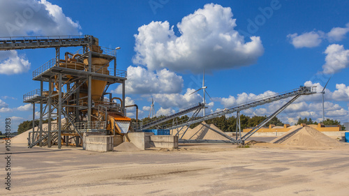 Fotografia Sand sorting machine under blue clouded sky