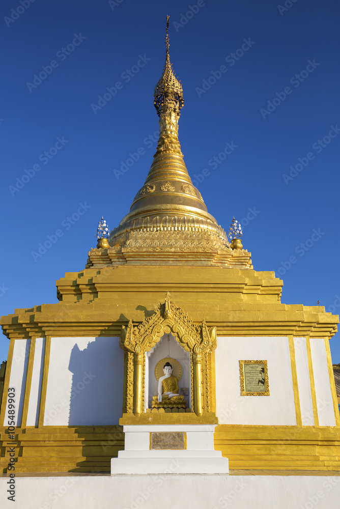 Fototapeta premium Taung Kwe Paya, an unusual buddhist temple erected on big rocks. It is the most famous temple of kaya state, Myanmar.