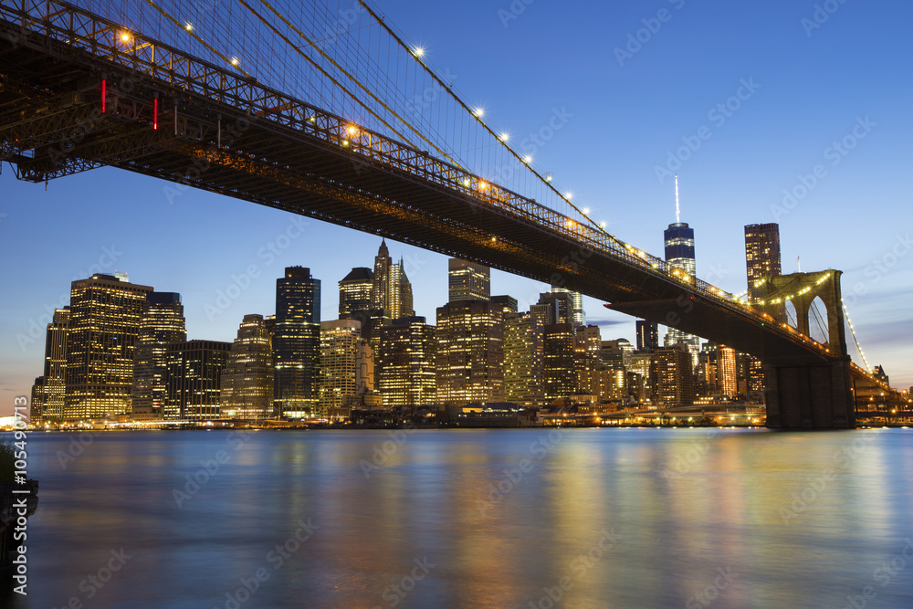 Fototapeta premium Brooklyn Bridge at dusk viewed from the Brooklyn Bridge Park in New York City.