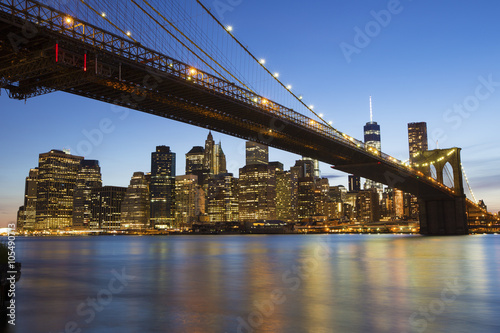 Fototapeta Naklejka Na Ścianę i Meble -  Brooklyn Bridge at dusk viewed from the Brooklyn Bridge Park in New York City.