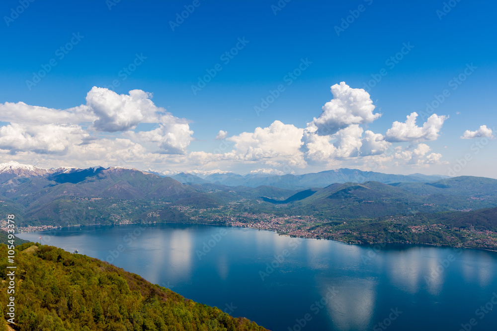 Blick über den Lago Maggiore und südliche Alpen, Oberitalien