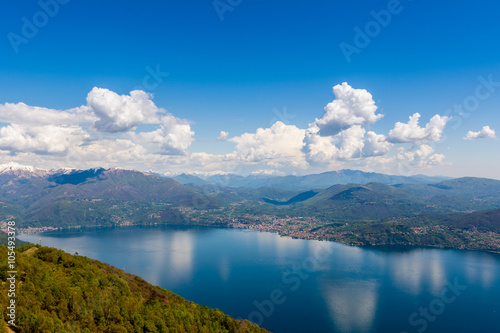 Fototapeta Naklejka Na Ścianę i Meble -  Blick über den Lago Maggiore und südliche Alpen, Oberitalien