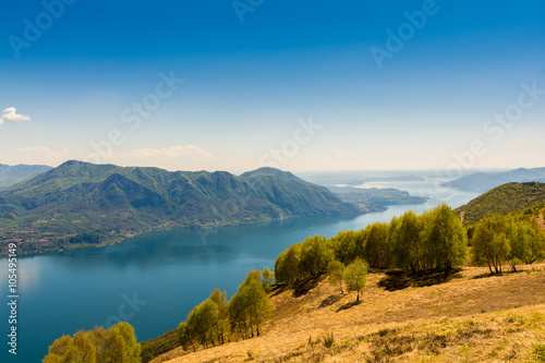 Blick über den Lago Maggiore und südliche Alpen, Oberitalien © kentauros