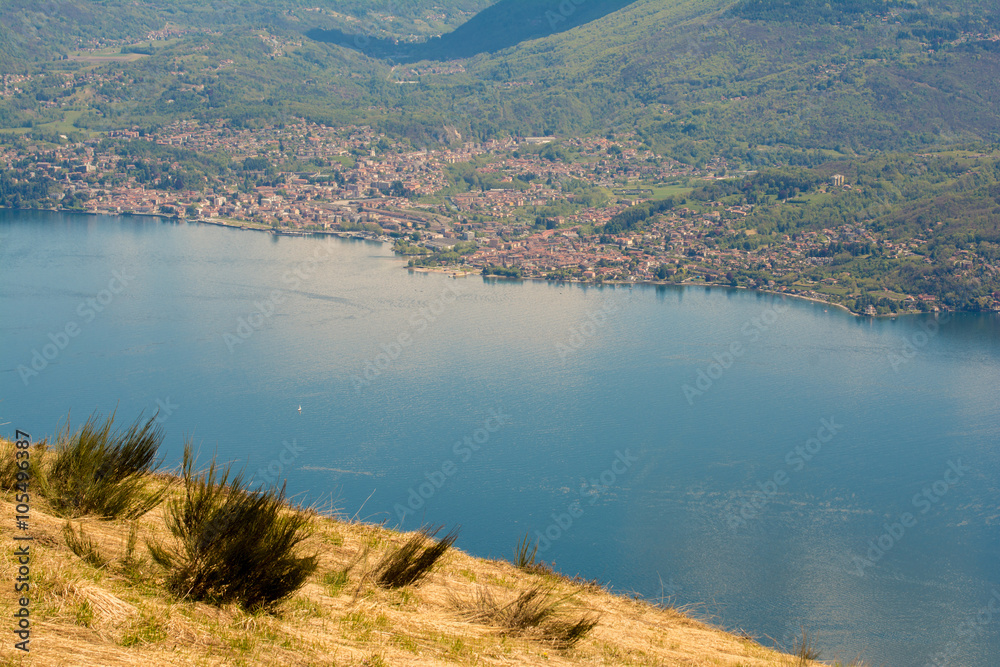 Fototapeta premium Blick über den Lago Maggiore und südliche Alpen, Oberitalien