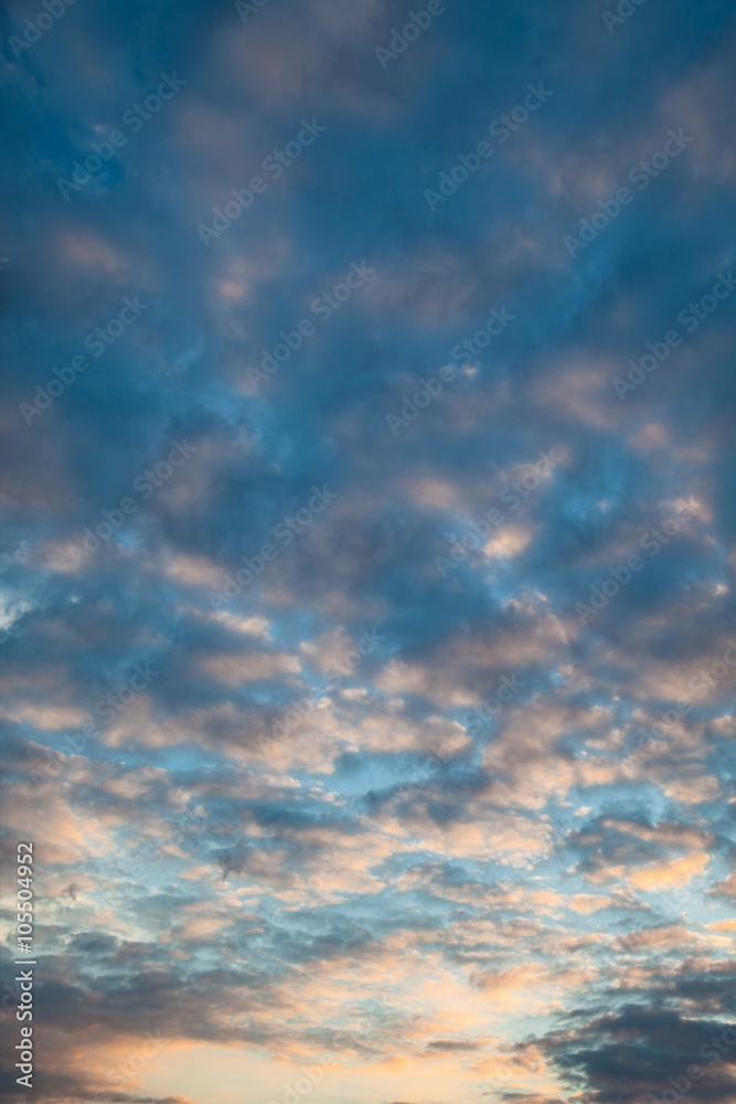 Schäfchenwolken am Abendhimmel