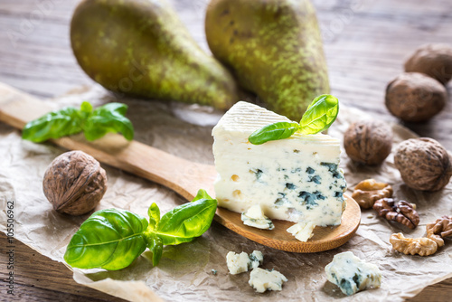 Blue cheese with walnuts and pears
